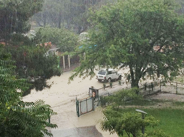 Наводнение было вызвано мощными ливневыми дождями, в результате которых за один день на Кубани выпала двухмесячная норма осадков