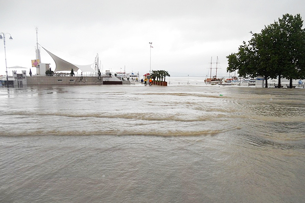 В результате наводнения сильно пострадал городской пляж Геленджика, вся набережная оказалась залита водой