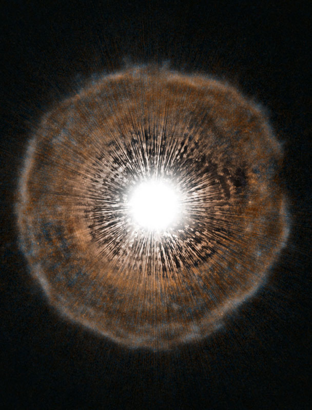 Сверхмощный телескоп NASA «Хаббл» сфотографировал умирающую звезду – красный гигант под названием U CamU в созвездии Жирафа. Как правило, процессы в умирающих звездах непредсказуемы и хаотичны, но U Жирафа примечательна тем, что ее газовая оболочка имеет почти идеальную сферическую форму