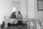 Почтальоны разносят пенсии пострадавшим на Кубани не только по местам постоянного проживания пенсионеров, но и в пункты их временного размещения&#160;(фото: ИТАР-ТАСС)