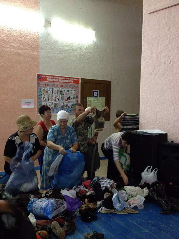 Жители в администрации города Крымска выбирают одежду, привезенную волонтерами