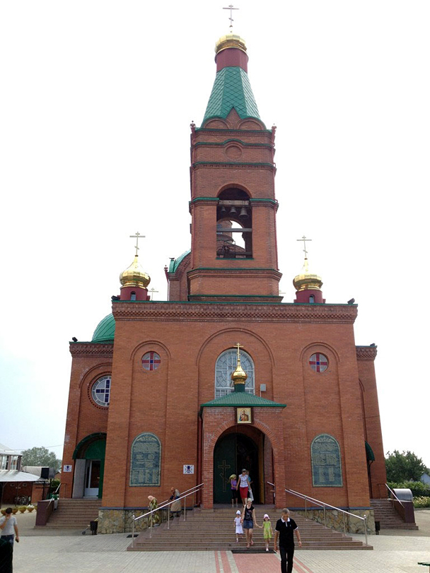 Церковь города Крымск. Одно из немногих незатопленных мест