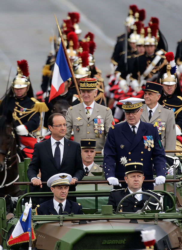 Избранный в начале мая Франсуа Олланд провел свой первый военный парад в роли главы государства. Позднее, после завершения военного шествия, Олланд пообщался с 
родственниками солдат и офицеров, погибших в Ираке и Афганистане