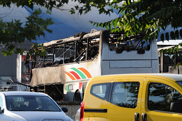 Очевидцы утверждали, что взрыв произошел в багажнике автобуса