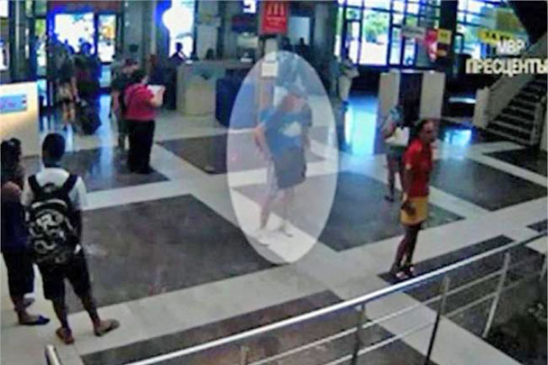 Кроме того, болгарские полицейские обнародовали запись с видеокамеры в аэропорту Бургаса, в объектив которой попал предполагаемый террорист-смертник, взорвавший автобус с туристами. В полиции также подчеркнули, что мужчина имел при себе поддельные американские водительские права