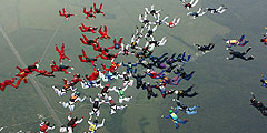 Российские парашютистки из команды «Жемчужины России» создали 21 июля в небе над подмосковной Коломной фигуру в виде цветка из 88 человек, побив мировой рекорд, принадлежавший ранее немцам (цветок из 84 человек). Новое достижение установлено с десятой попытки