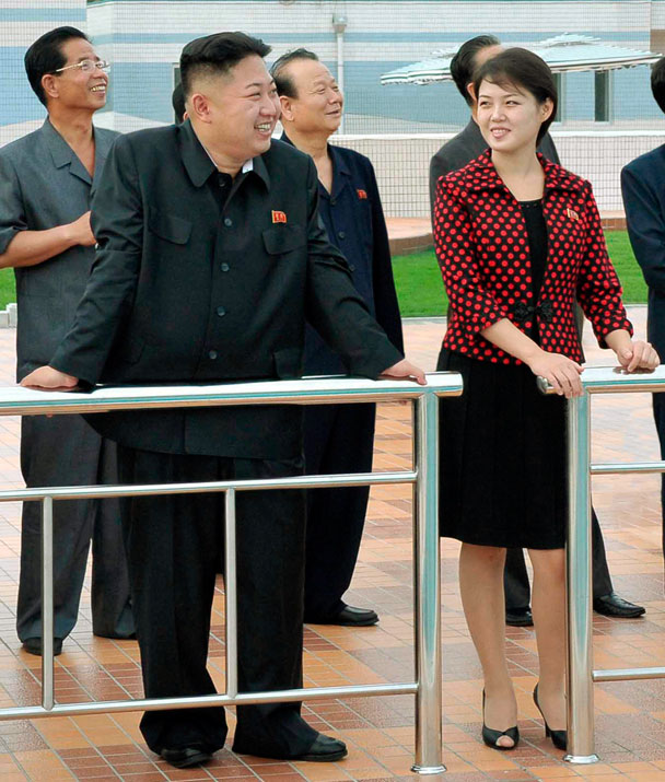Лидер КНДР Ким Чен Ын женился. На фото – он со своей избранницей, о которой официально не сообщается ничего, кроме ее имени: Ли Суль Чжу