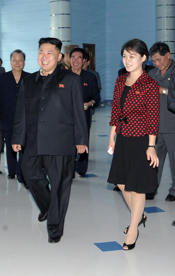 СМИ утверждают, что это та самая девушка, с которой Ким Чен Ын расстался пару лет назад по приказу своего отца – Ким Чен Ира