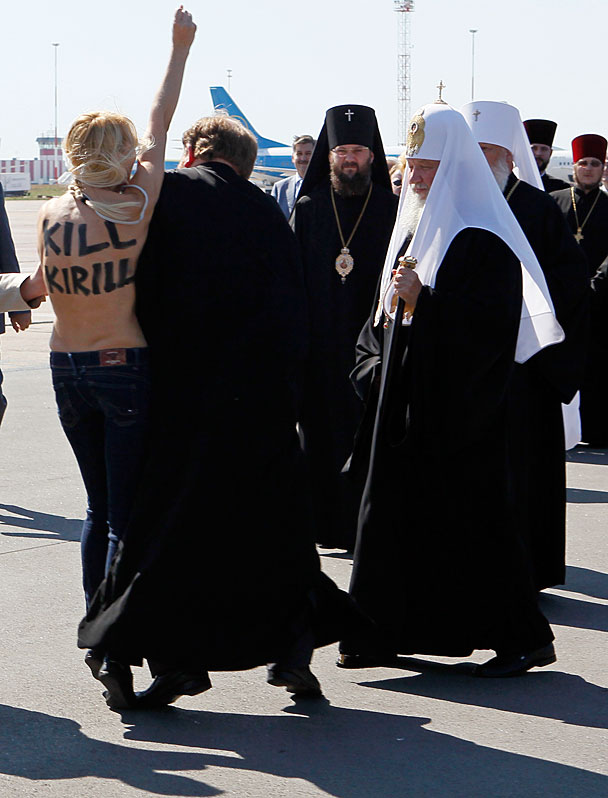 Полуобнаженная активистка украинского движения FEMEN попыталась прорваться к прилетевшему в киевский аэропорт патриарху Московскому и всея Руси Кириллу. Девушку, выкрикивавшую «Изыди вон», тут же задержала милиция