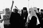 Полуобнаженная активистка украинского движения FEMEN попыталась прорваться к прилетевшему в киевский аэропорт патриарху Московскому и всея Руси Кириллу. Девушку, выкрикивавшую «Изыди вон», тут же задержала милиция&#160;(фото: Reuters)