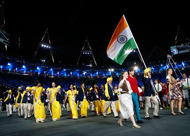 Вся Индия долго искала ответ на вопрос - кто эта женщина в красном, прошедшая во главе индийской делегации на церемонии открытия Олимпийских игр в Лондоне? Никто не знает, как она проникла на стадион