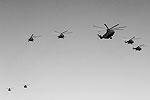 Группа в составе тяжелого военно-транспортного вертолета Ми-26, четырех Ми-8МТВ-5 и двух Ми-35М отрабатывала проход над взлетно-посадочной полосой аэродрома&#160;(фото: Сергей Александров/ВЗГЛЯД)