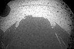 Из-за того, что камера установлена на задней части марсохода, в кадр попадает его тень&#160;(фото: NASA/Reuters)