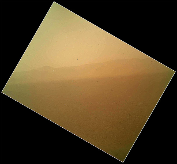 Первые в истории цветные фотографии Марса переданы на Землю. Их сделал американский марсоход Curiosity. На фотографии изображен пустынный каменистый пейзаж песочного цвета