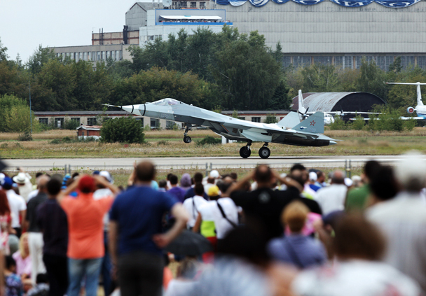 Многие гости авиашоу прибыли в Жуковский, чтобы своими глазами увидеть новый российский истребитель ПАК ФА Т-50. По замыслу его конструкторов модель призвана стать образцом новых стратегических решений в условиях современного воздушного боя