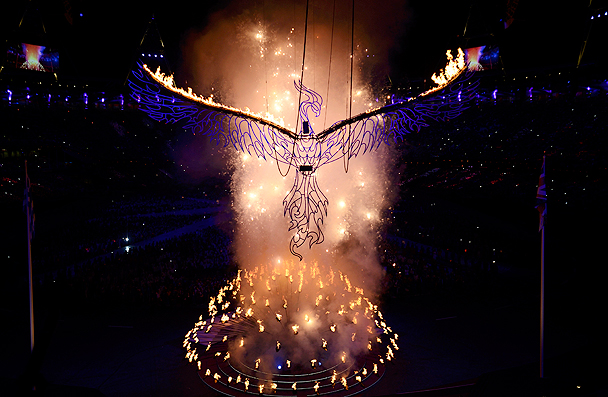 В конце церемонии был погашен Олимпийский огонь в оригинальной чаше из 204 «лепестков». При этом представители всех национальных олимпийских сборных смогут увезти «свой» лепесток с собой в качестве напоминания об Играх в Лондоне