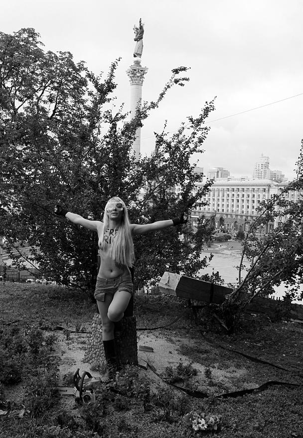 После спила поклонного креста FEMENка изобразила распятие