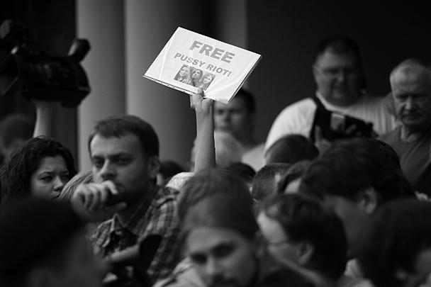 Москва. К зданию Хамовнического суда стягивались сторонники Pussy Riot, чтобы выразить свою позицию несанкционированными акциями и одиночными пикетами, не требующими согласования с властями