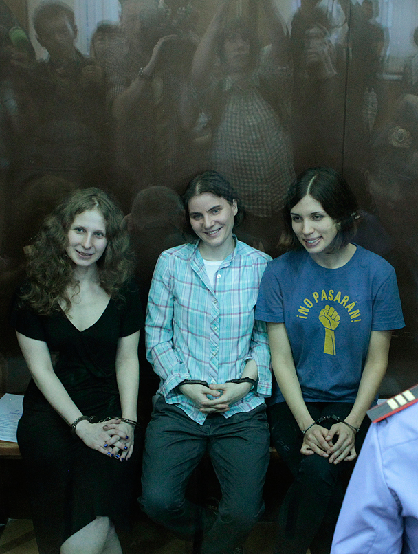 Участницы Pussy Riot (слева направо) Мария Алехина, Екатерина Самуцевич и Надежда Толоконникова