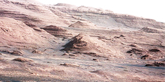 Марсоход Curiosity прислал новую порцию изображений поверхности Красной планеты. На этот раз получена первая цветная фотография Марса в высоком разрешении