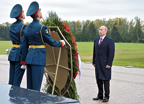 Владимир Путин возложил венок к монументу героям Бородинского сражения