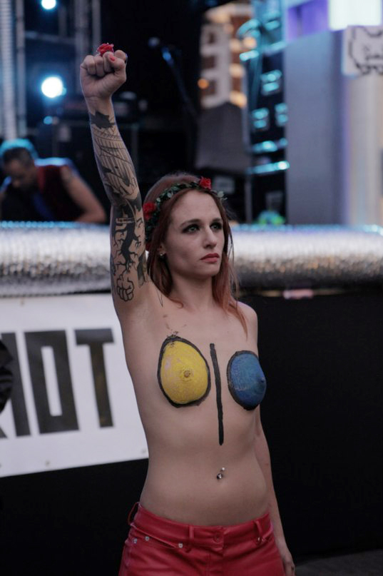 «Секстремистки из  FEMEN под овации гостей фестиваля показательно спилили три авторских креста, предварительно установленных организаторами», – сообщает FEMEN