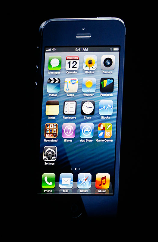 Новая модель iPhone представлена корпорацией Apple. iPhone-5 стал на 20% легче предшественника, получил экран с повышенным разрешением и вдвое более мощный процессор