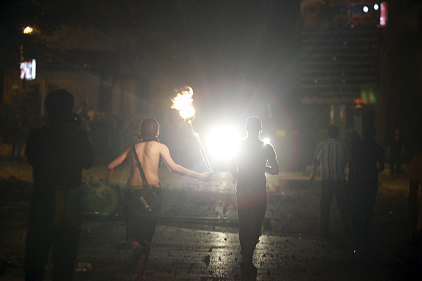 Осада посольства, в которой приняли участие сотни молодых египтян с камнями, бутылками с зажигательной семью, палками и арматурой, продолжалась всю ночь