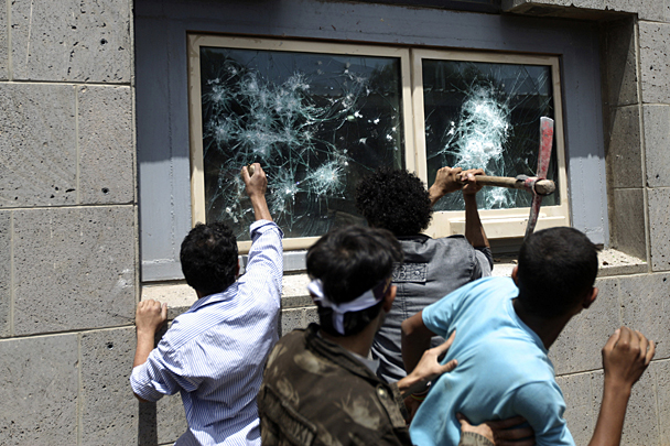 В Йемене толпе манифестантов удалось разбить стекла в здании на территории посольства США. Во вторник в ливийском городе Бенгази американский посол был убит после аналогичной атаки на дипмиссию США