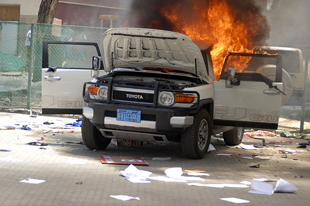 В Йемене толпе манифестантов удалось разбить стекла в здании на территории посольства США и поджечь автомобили дипломатов