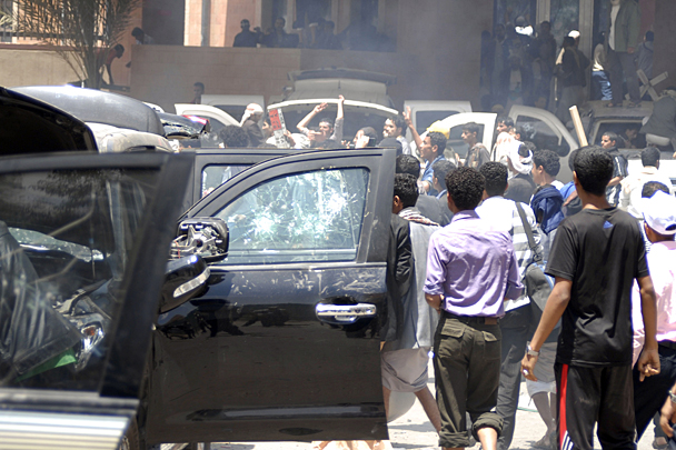 Машины американских дипломатов были разбиты демонстрантами