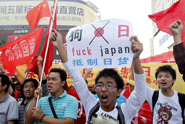В Пекине протестующие скандировали у здания японского правительства лозунги «Японцы, убирайтесь домой!» и «Дяоюйдао принадлежат Китаю!»