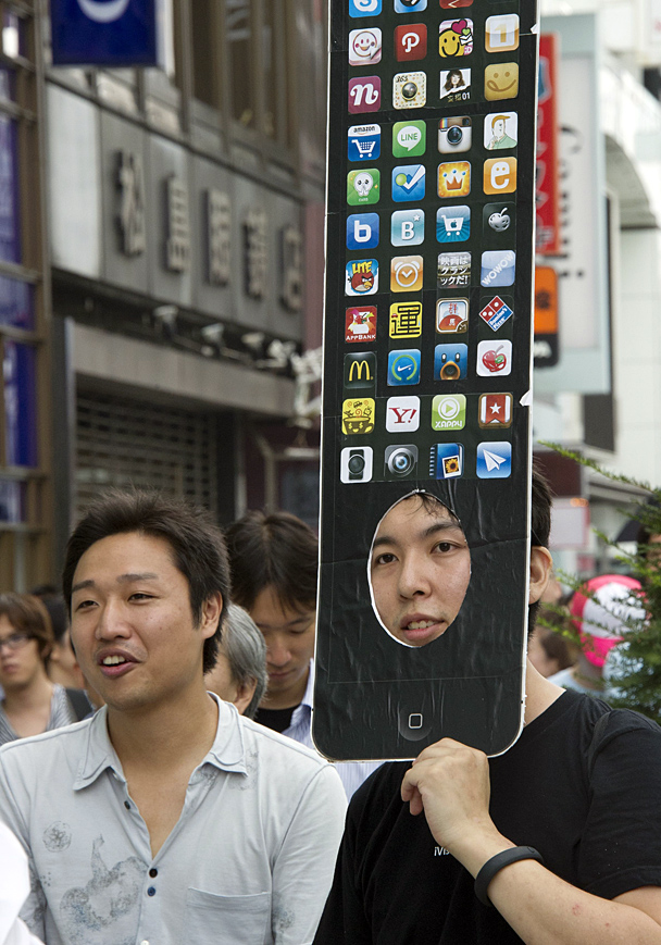 Покупатели в Токио, как всегда, стали первыми в мире, кому представилась возможность получить вожделенный iPhone 5