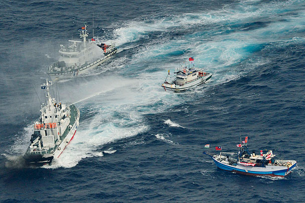 С целью остановить продвижение тайваньских судов в японских территориальных водах сотрудники береговой службы использовали водометы, направляя струи воды рядом с рыбацкими судами