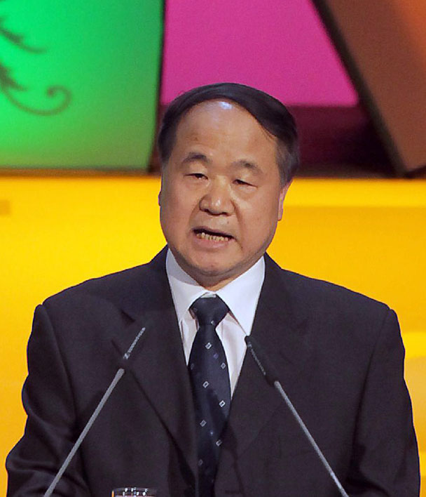 Китайский писатель, почетный доктор филологии Открытого университета Гонконга Мо Янь. Этот псевдоним с китайского переводится как «тот, который не говорит», настоящее имя нобелевского лауреата - Гуань Мое. Он стал лауреатом Нобелевской премии по литературе в 2012 году
