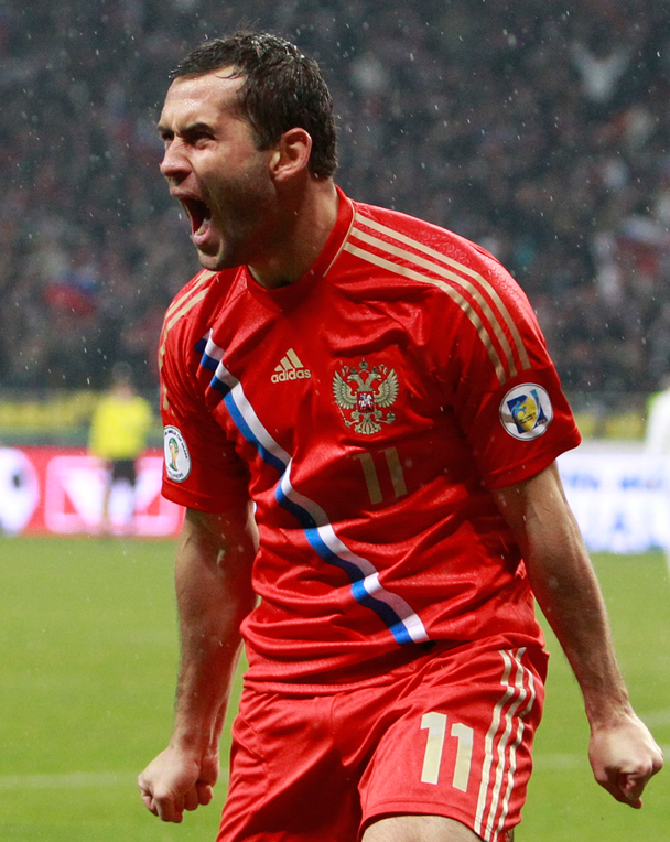Александр Кержаков празднует свой третий гол за сборную в трех матчах под руководством Капелло