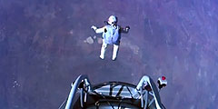 Австрийский бейсджампер Феликс Баумгартнер установил три мировых рекорда. Он преодолел скорость звука, прыгнул с парашютом с высоты 39 тысяч метров и стал первым человеком в стратостате поднявшемся на такую высоту   