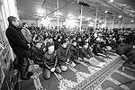 Традиционно наибольшее скопление верующих наблюдалось в Соборной мечети и вокруг нее. На фото – временная Соборная мечеть возле метро «Проспект мира»&#160;(фото: ИТАР-ТАСС)