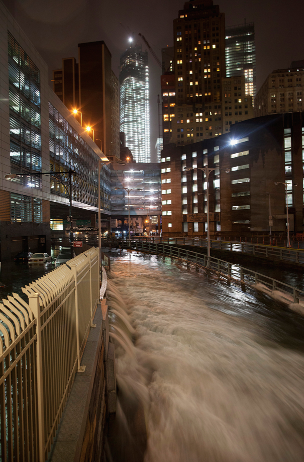 Бушующий поток воды проносится по туннелю на Манхэттене