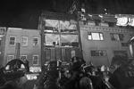 Пожарные собрались возле частично разрушенного четырехэтажного жилого дома на Манхэттене&#160;(фото: Reuters)