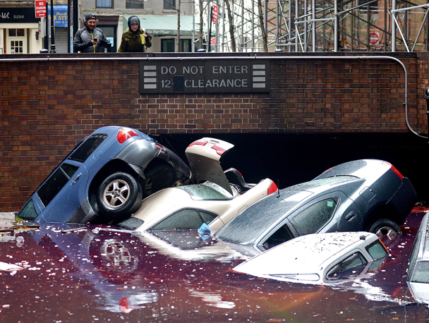 Ураган «Сэнди» оставил в Нью-Йорке разруху и кучу затопленных машин
