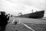Ураган «Сэнди» спровоцировал выброс 50-метрового водоналивного танкера на берег в южном нью-йоркском районе Статен-Айленд&#160;(фото: EPA/ИТАР-ТАСС)