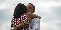 Архивный снимок, который сам Обама выложил на Фейсбуке после известий о своей победе. Выступая с победной речью в Чикаго, он поблагодарил за поддержку вице-президента Джо Байдена, а обращаясь к своей жене Мишель, отметил, что никогда не любил ее сильнее, чем сейчас