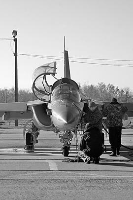 Поставка ВВС России 55 самолетов Як-130 в период до 2015 года предусмотрена контрактом между Министерством обороны России и ОАО «Корпорация «Иркут», который был подписан 7 декабря 2011 года