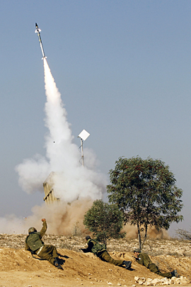 Израильские военные атаковали в секторе Газа около 100 целей: пусковые установки и хранилища ракет средней и большой дальности, а также объекты террористической инфраструктуры