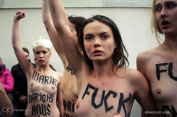 В акции приняли участие активистки FEMEN, проживающие во Франции