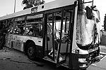 «Бомба взорвалась в автобусе в центре Тель-Авива. Это был теракт. Большинство людей получили легкие ранения», – сообщил представитель премьер-министра. По данным израильской полиции, ранения получили не менее 22 человек. Трое пострадавших находятся в тяжелом состоянии. Сотрудники полиции получили информацию от свидетелей о подозрительном человеке, который зашел в автобус, оставил какой-то предмет и убежал&#160;(фото: Reuters)