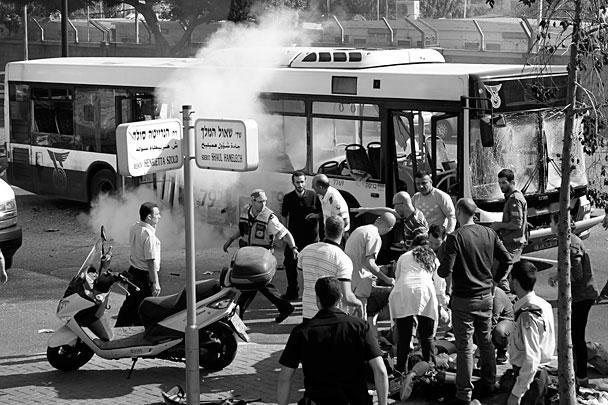 Между тем жители города Газа приветствовали выстрелами в воздух сообщения о взрыве пассажирского автобуса в центре Тель-Авива, сообщает межарабский телеканал Al Jazeera. Стоит отметить, что последний раз теракт в Тель-Авиве произошел в апреле 2006 года, когда палестинский смертник устроил взрыв рядом с автовокзалом, в результате чего погибли 11 человек 