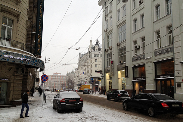 Занесенная снегом улица Петровка