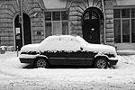 Утром водителям пришлось потратить много времени, чтобы очистить свои машины от снега&#160;(фото: ВЗГЛЯД)